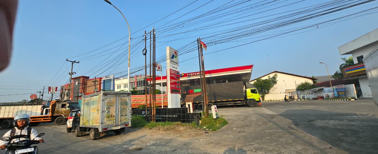 Ilustrasi antrean kendaraan di SPBU